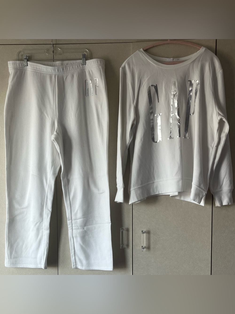 Bright white 2 piece Gap Sweatsuit. Size XL